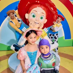 Intip gaya kompak keluarga Chelsea Olivia dan Glenn Alinskie sambut film Toy Story 5 (@chelseaoliviaa)