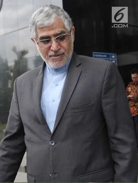 Dubes Iran untuk Indonesia, Valiollah Mohammadi berjalan meninggalkan Gedung KPK, Jakarta, Rabu (7/3). Dubes Iran melakukan pertemuan dengan pimpinan KPK membahas upaya pemberantasan korupsi bersifat lintas negara. (Liputan6.com/Herman Zakharia)