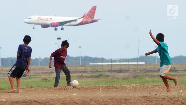 Bermain Bola di Proyek Perluasan Landasan Pacu Bandara Soetta