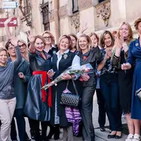 Seorang makeup artist mempercantik para perempuan di Latvia. (Via: boredpanda.com)