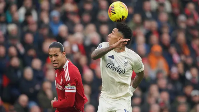 Virgil van Dijk (kiri) berduel udara dengan Igor Jesus di laga Liverpool vs Nottingham Forest di pekan ke-12 Liga Inggris 2025/2026 di Anfield, Sabtu (22/11/2025). (AP Photo/Ian Hodgson)