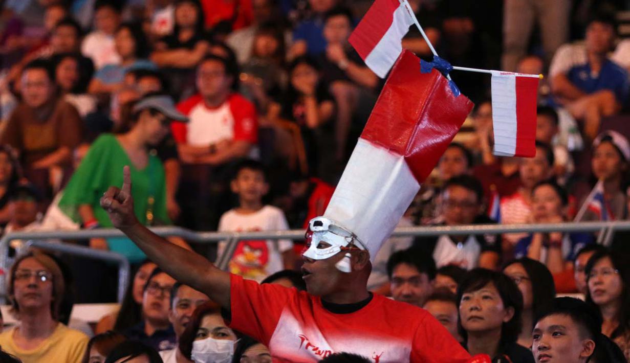 Dukungan suporter Indonesia saat final bulutangkis beregu putra SEA Games 2015.  (Bola.com/Arief Bagus)