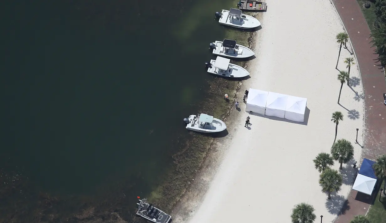 Sejumlah kapal pencari bersandar di pinggir pantai dekat Walt Disney World Resort, Orlando, Rabu (15/6). Operasi pencarian besar-besaran digelar untuk mencari bocah malang itu dengan dibantu petugas suaka margasatwa dan satuan penegak hukum. (AFP Photo)