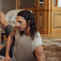 Potret Zlatan Ibrahimović saat melakukan olahraga. credit: about.hm.com