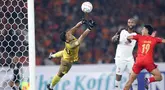 Kiper PSM Makassar, Reza Arya Pratama berhasil menepis sundulan pemain Persija Jakarta, Hanif Sjahbandi pada laga pekan pertama BRI Liga 1 2023/2024 antara Persija Jakarta menghadapi PSM Makassar di Stadion Utama Gelora Bung Karno (SUGBK), Senayan, Jakarta, Senin (3/7/2023). (Bola.com/M Iqbal Ichsan)