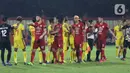 Pemain Bhayangkara FC dan Persija melakukan salam siku usai melakoni lanjutan Shopee Liga 1 Indonesia di Stadion PTIK, Jakarta, Sabtu (14/3/2020). Laga kedua tim berakhir imbang 2-2. (Liputan6.com/Helmi Fithriansyah)