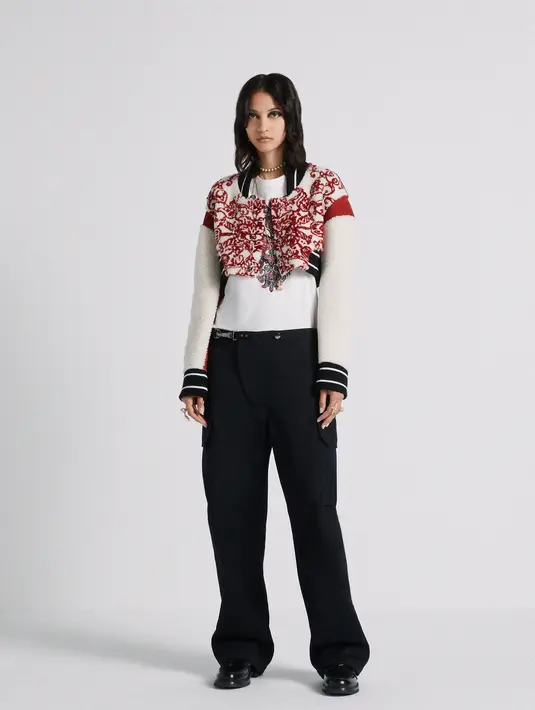 Hadir dalam potongan yang mudah dipadupadankan. Seperti jaket crop top, blouse halter, dress, dan hoodie. [dior]