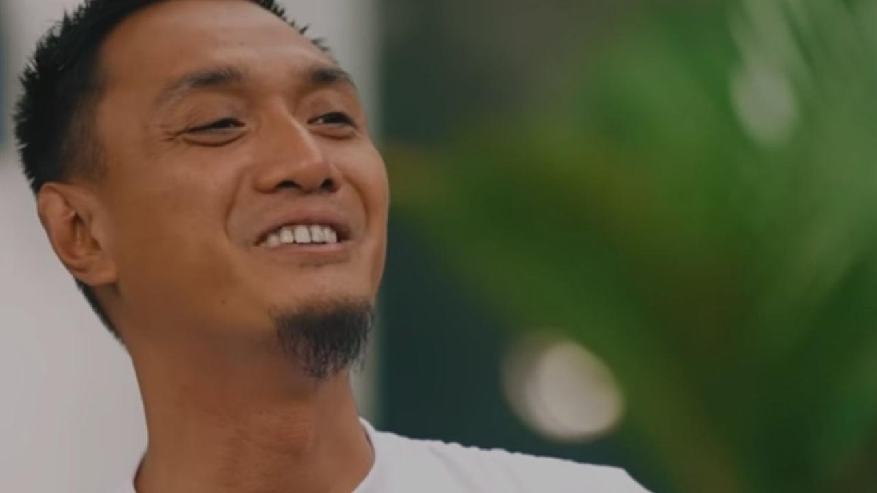 Dia harus rela menahan tangis saat saldo pada rekeningnya tidak cukup untuk membeli susu sang anak. Akhirnya, Indra dan sang istri harus mengganti susu&nbsp; dengan air teh.