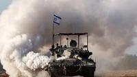 Sebuah tank tentara Israel terlihat di Israel selatan di sepanjang perbatasan dengan Jalur Gaza. (Jack Guez/ AFP)