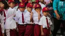 Murid baru mengikuti upacara bendera pada hari pertama sekolah di SDN Pisangan 02, Ciputat, Tangerang Selatan, Senin (15/7/2019). Senin, 15 Juli 2019 merupakan hari pertama masuk sekolah tahun ajaran 2019/2020 usai libur panjang. (Liputan6.com/Faizal Fanani)