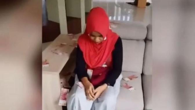 Viral Sebarkan Uang ke Selingkuhan Suami, Bu Dendy Jadi 