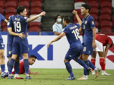 Timnas Indonesia takluk 0-4 dari Thailand di leg pertama final Piala AFF 2020, Rabu (29/12/2021) di Stadion Nasional Singapura. Langsung tertekan di awal laga dan akhirnya kebobolan gol cepat di menit kedua membuat mental Timnas Garuda runtuh secara perlahan. (AP/Suhaimi Abdullah)