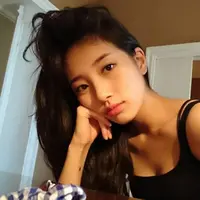 Suzy Miss A, selain jago dalam bernyanyi juga piawai dalam melakukan akting. Terbukti dengan beberapa judul drama yang pernah dibintanginya seperti Gu Family Book (2013), Uncontrollably Fond (2016). (Instagram/skuukzky)