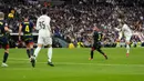 Pemain Real Madrid, Luka Modric mencetak gol dari luar kotak penalti ke gawang Girona dalam laga lanjutan Liga Spanyol 2024/2025 di Stadion Santiago Bernabeu, Madrid, Minggu (24/02/2025) waktu setempat. (AP Photo/Manu Fernandez)