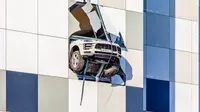 SUV Porsche Macan nyaris terjun dari parkiran bertingkat (Carscoops)