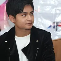 Potret kemesraan pasangan kekasih Randy Martin dan Cassandra Lee begitu terlihat saat di sebuah kafe. Rasa rindu lama tak ketemu membuat perempuan yang usiany beranjak 17 tahun itu terlihat tak mau jauh dari kekasihnya. (Bambang E Ros/Bintang.com)