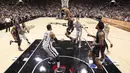 Aksi pemain L. A. Clippers, Chris Paul #3 melakukan tembakan melewati hadangan para pemain San Antonio Spurs pada laga NBA di AT&T Center, San Antonio (5/11/2016). (Reuters/ Soobum Im-USA TODAY Sports)