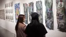 Pengunjung melihat karya seni yang ditampilkan dalam Pameran Distrik Seni Sesi 2 bertajuk "Berkelanjutan!" di Gedung Sarinah, Jakarta, Minggu (11/9/2022). Pameran yang menampilkan karya seni dari 30 seniman itu berlangsung hingga 24 November 2022. (Liputan6.com/Faizal Fanani)