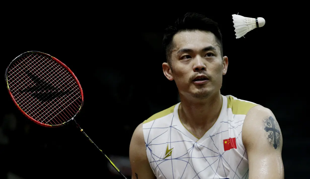 Pebulutangkis Cina, Lin Dan, saat melawan pebulutangkis Denmark, Viktor Axelsen, pada laga Indonesia Masters 2020 di Istora, Jakarta, Rabu (15/1/2020). Axelsen menang dengan skor 21-12 dan 21-14. (Bola.com/M Iqbal Ichsan)
