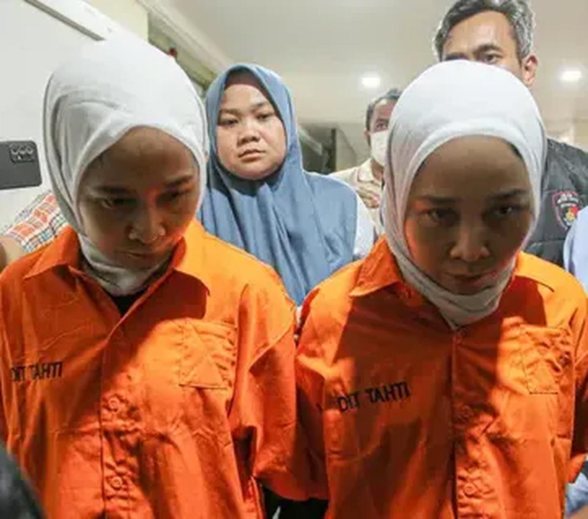 Si kembar Rihana-Rihani kemudian diboyong untuk jalani pemeriksaan di Polda Metro Jaya. Saat itu, kedua tersangka menyebut beberapa nama yakni Gita dan Akbar yang disebut-sebut petugas gudang ponsel, sehingga bisa mendapatkan harga murah. Nyatanya, Gita d