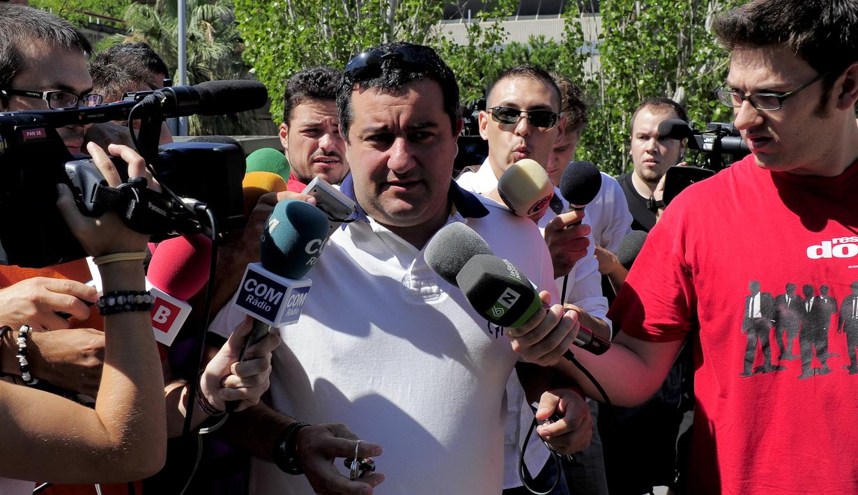 Pria gemuk tersebut mampu mengantongi kantong pribadi dari penjualan pemain yang ia lakukan. Namun banyak pemain yang mengakui bahwa Raiola sangat perhatian dengan klien yang tengah ia urusi. (AFP/Josep Lago)