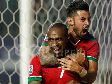 Ekspresi pemain Indonesia, Boaz Solossa, saat merayakan gol yang dicetaknya ke gawang Vietnam bersama Stefano Lilipaly dalam laga leg pertama semifinal Piala AFF 2016 di Stadion Pakansari, Bogor, Sabtu (3/12/2016). (Bola.com/Peksi Cahyo)