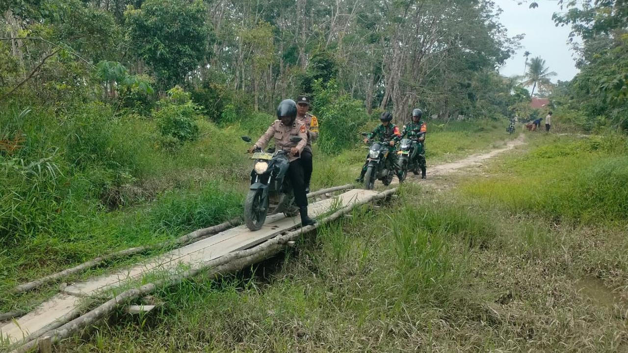 Polisi dan TNI Susuri Jalan Setapak Temui Warga Sampaikan Pesan Pilkada Damai