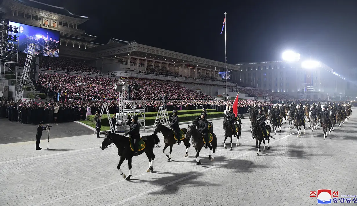 Tentara Korea Utara di atas kuda berparade selama perayaan ulang tahun ke-73 negara itu di Lapangan Kim Il Sung di Pyongyang, Kamis (9/9/2021). Korea Utara dilaporkan menggelar parade militer pada Kamis dini hari dalam rangka merayakan HUT ke-73 (Korean Central News Agency/Korea News Service via AP)