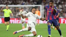 Bek Real Madrid asal Brasil #03, Eder Militao, menjegal penyerang Barcelona asal Inggris #14, Marcus Rashford, dalam pertandingan Liga Spanyol antara Real Madrid CF dan FC Barcelona di Stadion Santiago Bernabeu, Madrid, pada 26 Oktober 2025. (Oscar DEL POZO/AFP)