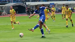 Persib Bandung berhasil menjebol gawang Persebaya Surabaya pada menit ke-53 melalui skema serangan balik. (Bola.com/Erwin Snaz)