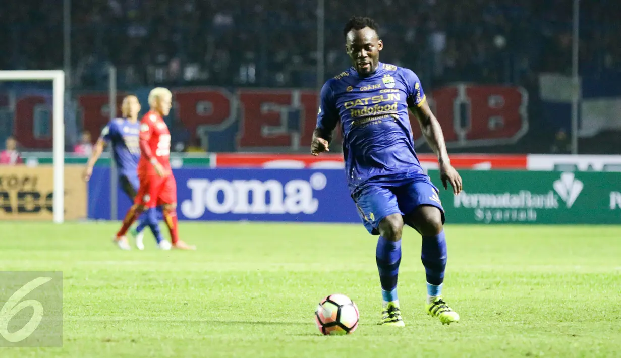 Gelandang Persib, Michael Essien berusaha mengontrol bola saat berhadapan dengan Arema FC pada laga perdana Liga 1 2017 di Stadion Gelora Bandung Lautan Api, Sabtu (15/4). Persib bermain imbang atas Arema FC dengan skor 0-0. (Liputan6.com/Yoppy Renato)