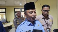 Wali Kota Depok Supian Suri memberikan penjelasan terkait pemberlakuan jam malam pelajar. Hal ini disampaikan Supian usai mengikuti kegiatan di Kantor Kecamatan Sawangan, Depok. (Liputan6.com/Dicky Agung Prihanto)
