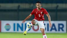 Timnas Indonesia memang dominan pada laga tersebut namun Bangladesh juga tak sesekali memberikan perlawanan yang berbahaya. Beruntung, skuat Garuda memiliki Rizky Ridho di lini belakang mereka. Bek tengah milik Persebaya Surabaya tersebut semakin menunjukkan kematangannya saat membendung serangan lawan. Ia juga mampu diandalkan saat menyerang, terutama ketika duel udara ketika situasi bola mati. (Bola.com/M Iqbal Ichsan)