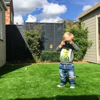 Seorang ibu memberikan kamera digital pada anak balitanya. Apa yang terjadi? (Via: boredpanda.com)