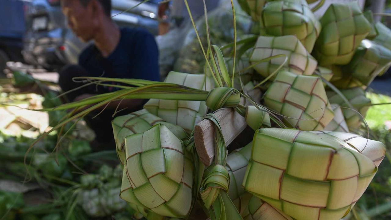 FOTO: Keluh Kesah Pedagang Musiman Kulit Ketupat: Tahun ini Penjualan Menurun hingga 50%
