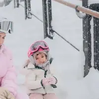 Potret seru Shandy Aulia main salju bareng Claire di Jepang. (credit: instagram.com/shandyaulia/missclaireherbowo)