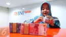 Pekerja menghitung uang di BNI Syariah Jakarta, Senin (10/10). Sejalan dengan perkembangan share tersebut, kenaikan aset perbankan syariah (BUS dan UUS) sebesar 18,49% (YOY), dari Rp 272,6 triliun menjadi Rp 305,5 triliun. (Liputan6.com/Angga Yuniar)