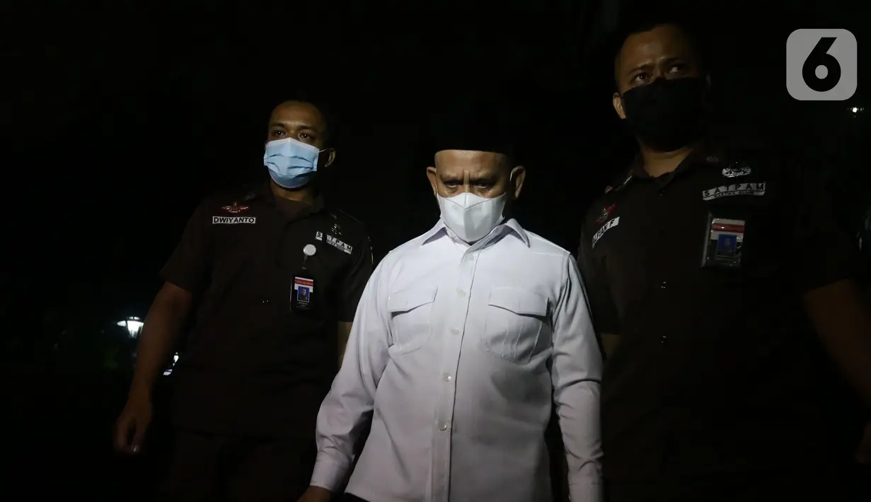 Bupati Hulu Sungai Utara (HSU) Kalimantan Selatan, Abdul Wahid usai diperiksa penyidik di Gedung Merah Putih KPK, Jakarta, Jumat (1/10/2021). Abdul Wahid diperiksa sebagai saksi terkait dugaan suap pengadaan barang dan jasa di Kabupaten Hulu Sungai Utara, Kalsel. (Liputan6.com/Helmi Fithriansyah)