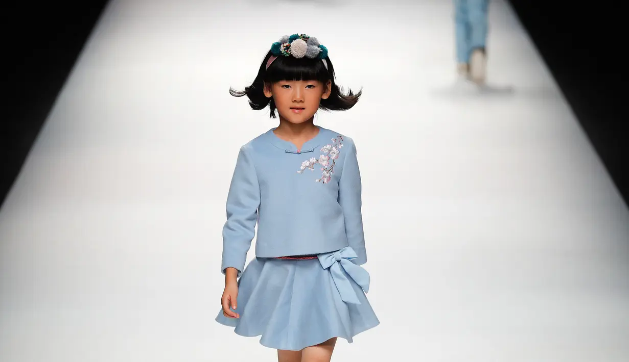 Seorang model anak berjalan di atas catwalk membawakan karya desainer Amelie Wang pada China Fashion Week di Beijing,  31 Oktober 2017. (AP Photo/Andy Wong)
