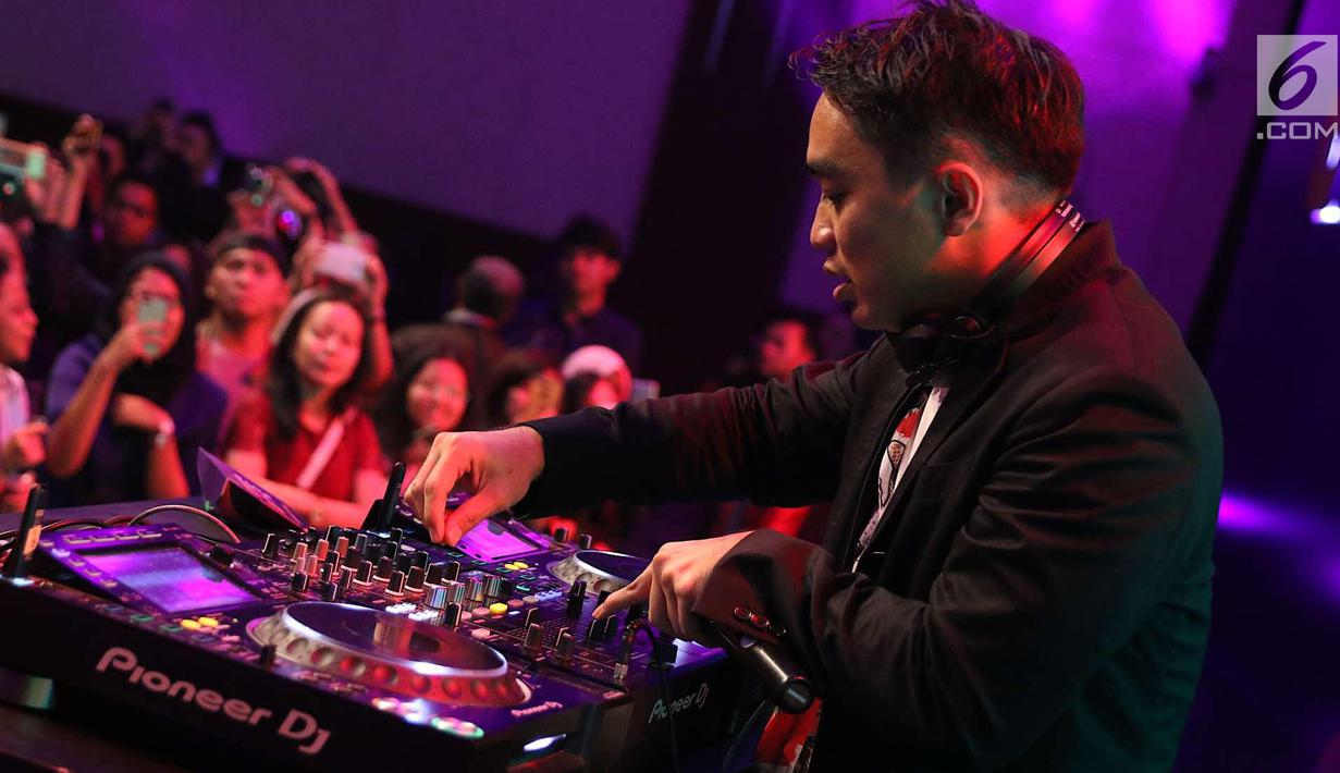 Penampilan Dipha Barus menutup panggung XYZ Day Creator Award 2018  di Senayan City, Jakarta, Rabu (25/4). Tak hanya lagu-lagu bernuansa electronic dance music yang dibawakan, Dipha Barus juga menggubah beberapa lagu pop. (Liputan6.com/Immanuel Antonius)