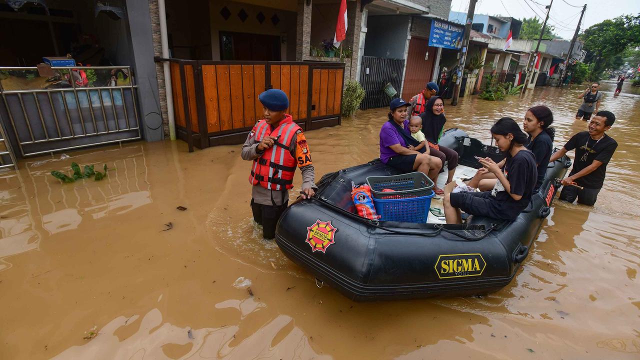 FOTO: Tanggul Jebol, 2.000 Warga Villa Pamulang Terdampak Banjir