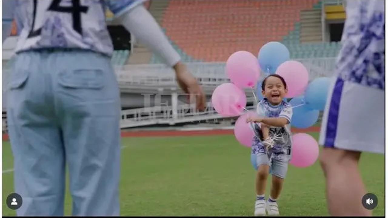 6 Momen Bahagia Lesti Kejora Umumkan Hamil Anak Ketiga, Unik di Lapangan Bola