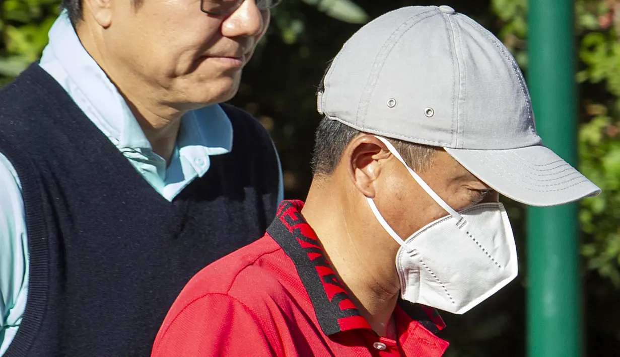 Jack Ma (kanan), salah satu pendiri dan mantan ketua eksekutif Alibaba Group, terlihat di Santa Ponsa, pulau Mallorca, Spanyol, Rabu (20/10/2021). Kapal pesiar mewah Jack Ma kedapatan berlabuh di pulau tersebut dan terlihat oleh dua surat kabar Spanyol. (JAIME REINA / AFP)