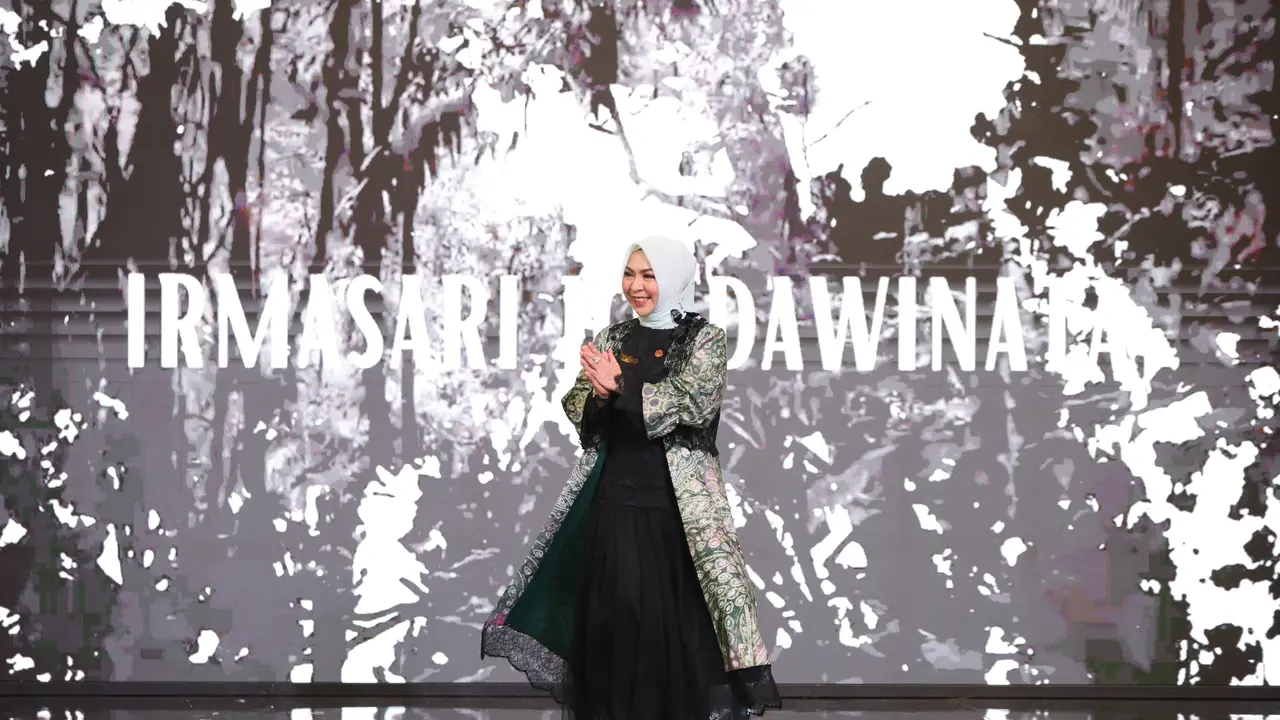 Selaras Wastra Echoes of Borneo: Ketua Dekranasda Provinsi Kalimantan Selatan Tampil Anggun dalam Balutan Sasirangan