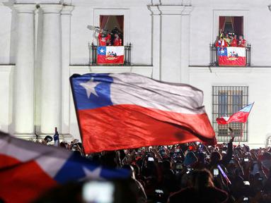 Setelah diarak menggunakan bus terbuka dari Stadion Nasional, pemain Cile merayakan kegembiraan juara Copa America 2015 bersama Presiden Cile, Michelle Bachelet. (REUTERS/Carlos Garcia Rawlins)