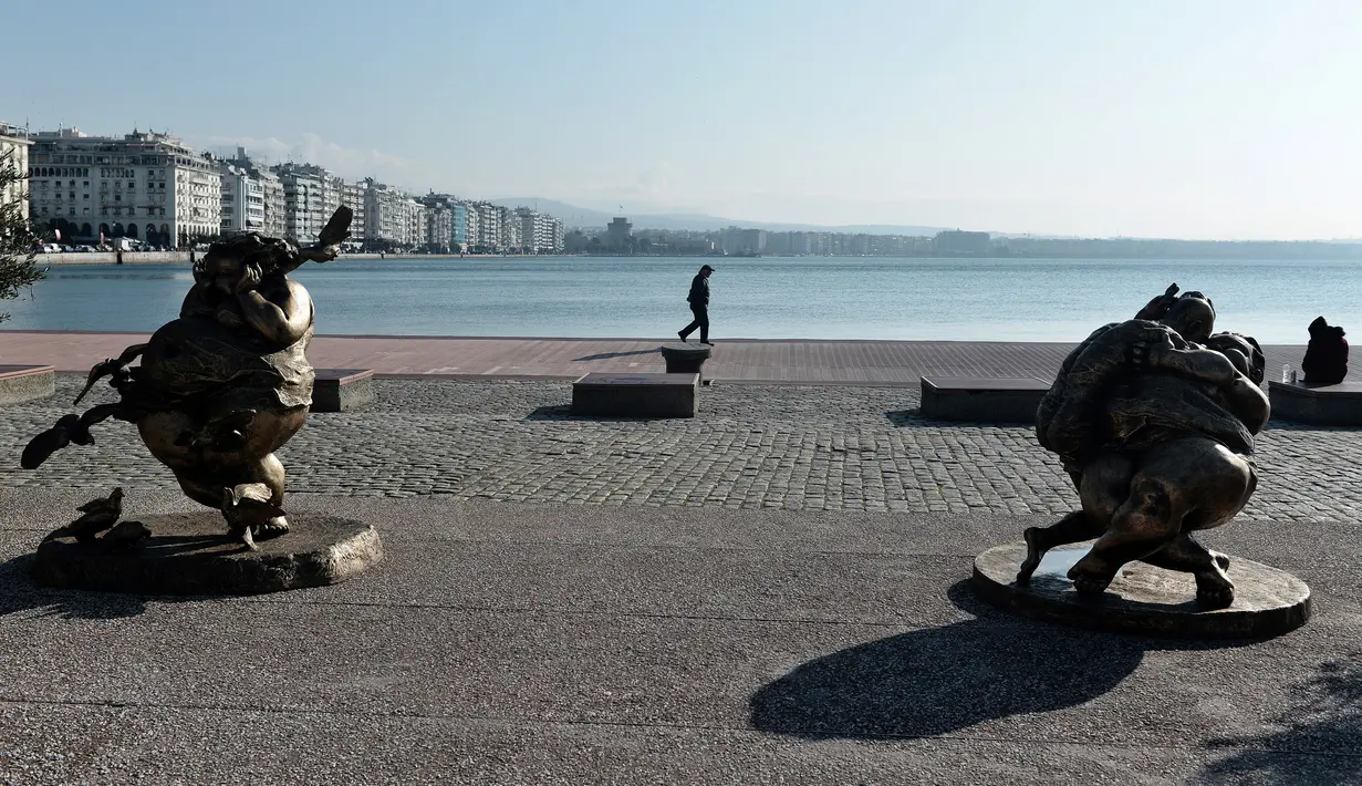 Patung karya seniman China Xu Hongfei dipamerkan di Thessaloniki, Yunani, Rabu (19/12). Keberadaan patung-patung tersebut sebagai bagian dari pekan budaya dan tur dunia pameran seni patung. (Sakis Mitrolidis/AFP)
