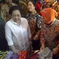 Walikota Surabaya Tri Rismaharini mendampingi Ketua Umum PDIP dan Menteri Koordinator Bidang Pembangunan Manusia dan Kebudayaan Puan Maharani saat mengunjungi eks Lokalisasi Dolly di Surabaya, Jawa Timur, Minggu (2/8/2015) (Liputan6.com/Dian Kurniawan)