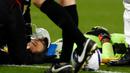 Akibat insiden itu sang kiper sempat tak sadarkan diri. (AFP/Jason Cairnduff)