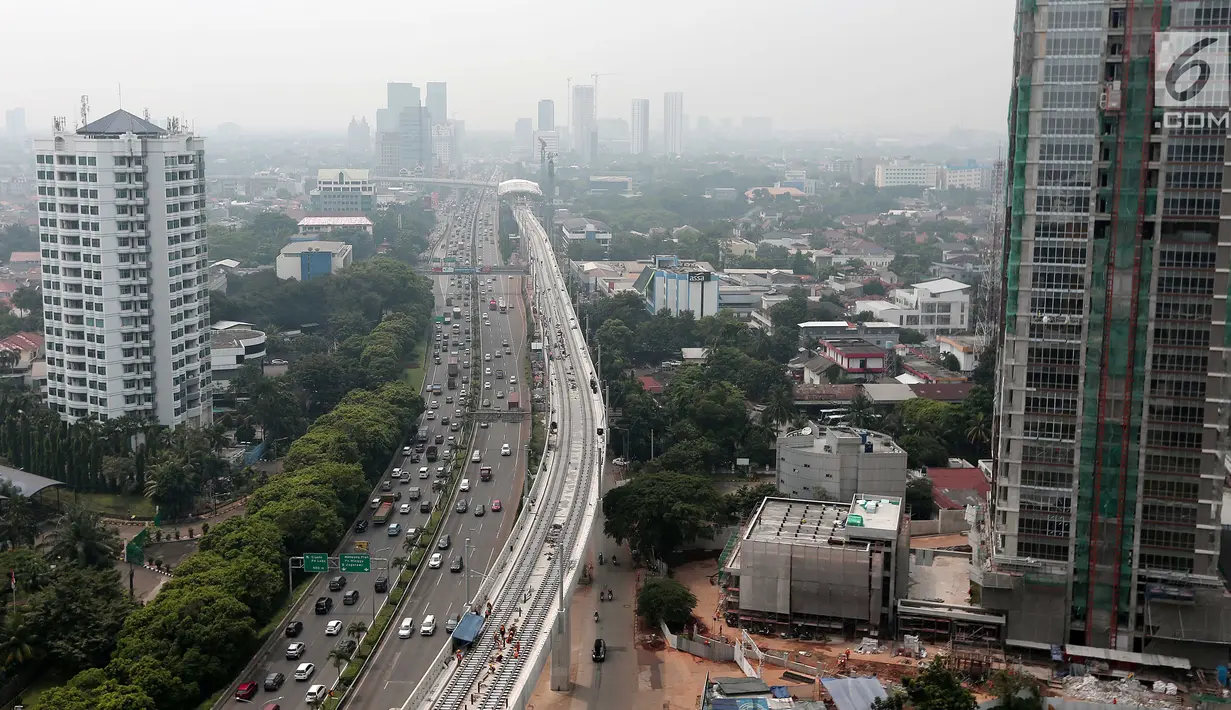 Pemandangan jalur layang mass rapid transit (MRT) yang melintasi tol Jakarta Outer Ring Road (JORR) TB Simatupang, Jakarta, Sabtu (21/4). Jalur MRT ini menghubungkan Lebak Bulus-Bundaran HI Jakarta. (Liputan6.com/Fery Pradolo)