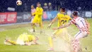 Para pemain Kroasia dan Kosovo berebut bola saat lapangan penuh genangan air pada laga Grup I kualifikasi Piala Dunia 2018 di Stadion Maksimir, Zagreb, (2/9/2017). (AFP/ STR)